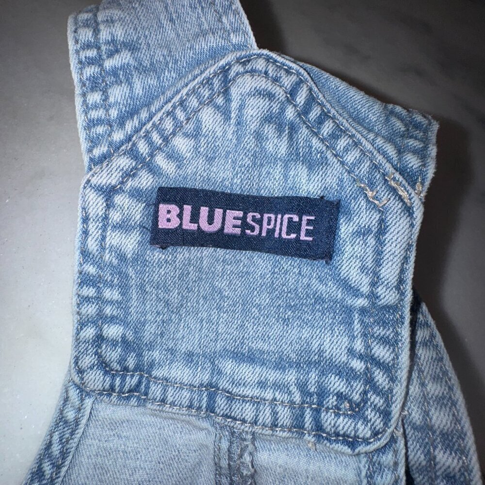 Women's Juniors Blue Spice Distressed Jean Short Overalls Size 5 - Picture 3 of 4
